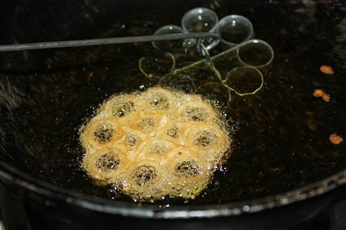 அச்சு முறுக்கு (Rose Cookies): பாரம்பரியமும் பண்டிகை இனிமையும்